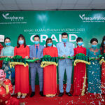 Lãnh đạo Tập đoàn Vinapharma Group cắt băng khai trương